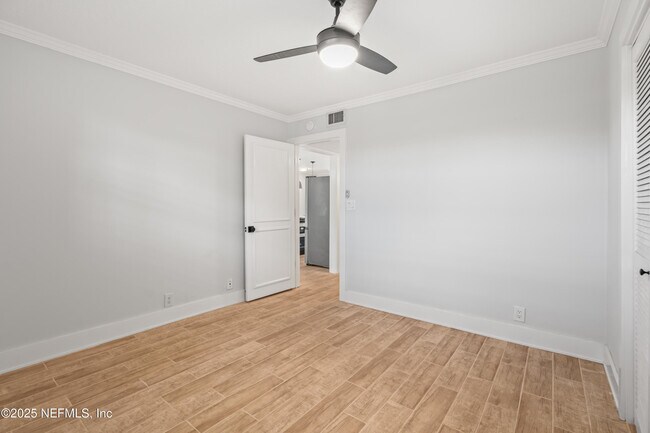 Building Photo - 22 Comares Ave