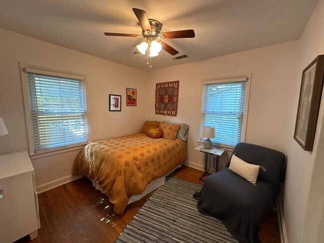 Building Photo - 3 BED | 1 BATH | SPACIOUS GATED BACKYARD |...