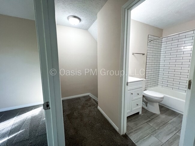 Building Photo - 1449 Valley Dr
