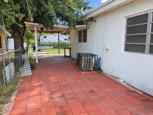 Building Photo - 1525 NE 154th St