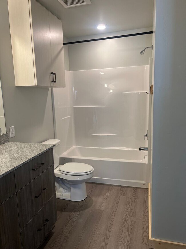 Building Photo - **LEASE TAKEOVER** PLEASE CONTACT CURRENT TENANT: Kendra @ 971-717-4978**2 Bed 1 Bath Unit at Tet...