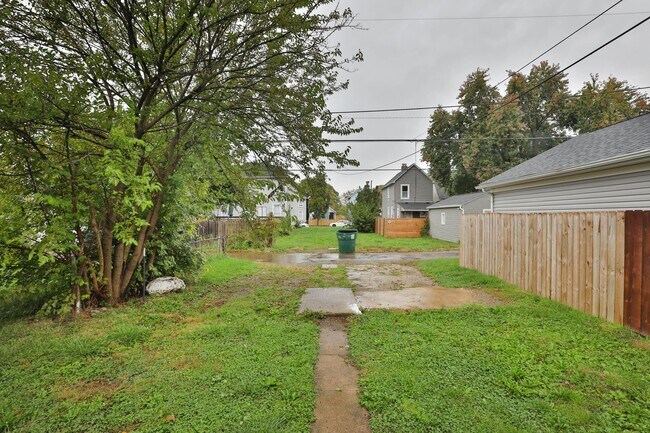 Building Photo - 628 E Whittier St
