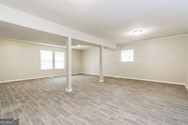 Building Photo - 701 Jamestown Pl