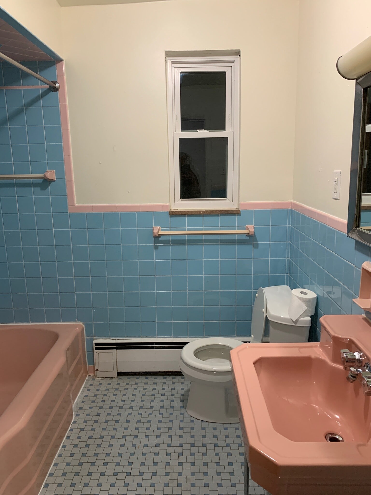 Full Bath - 916 Portland St