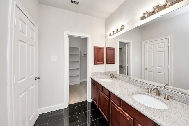 Building Photo - 2941 Clinton Dr