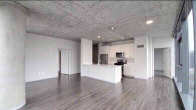 Building Photo - 743 S Clark St