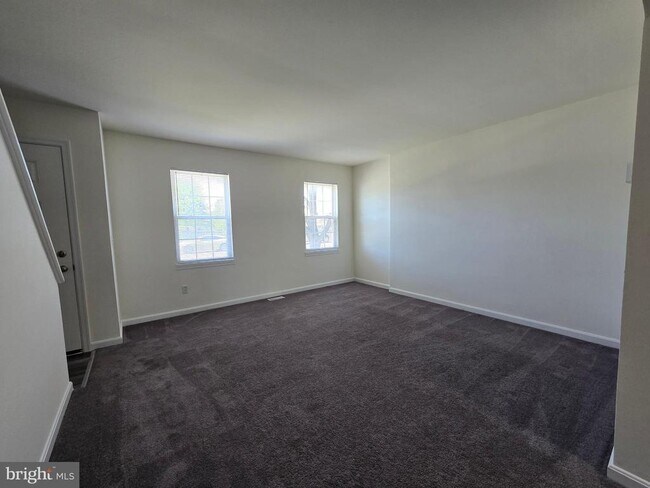 Building Photo - 145 Holmes St