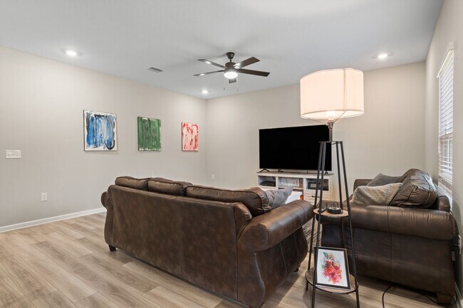 Building Photo - 6686 Sun Tree Cir