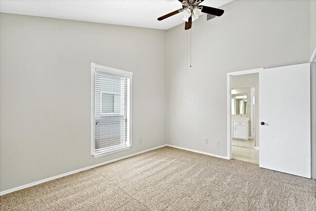 Building Photo - Lovely and Well maintained 2 bedroom & 2.5...