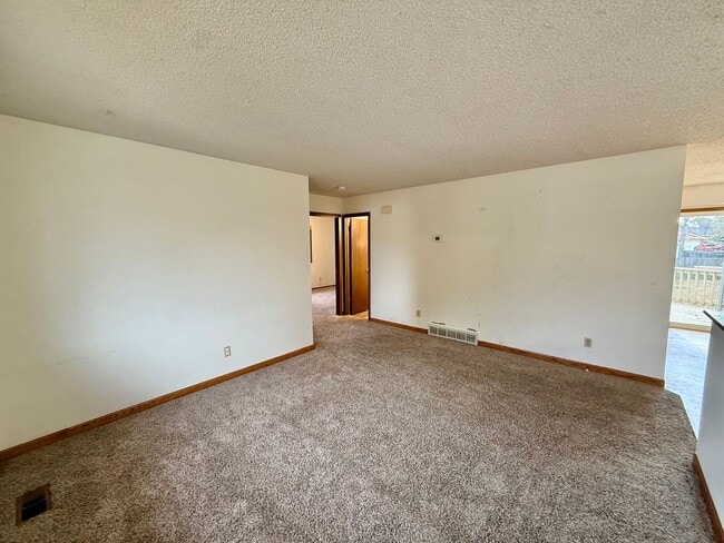 Building Photo - Large 4 Bedroom/2 Bath Bi-Level Home with attached 2 Car Garage in North Loveland