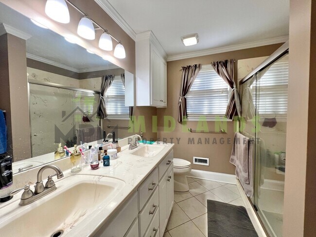 Building Photo - 2417B Clark Street