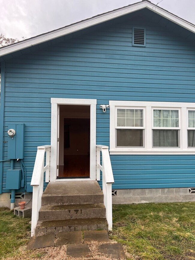 Building Photo - Single Family 2 Bedroom 1 Bath Home on Large Fenced Lot