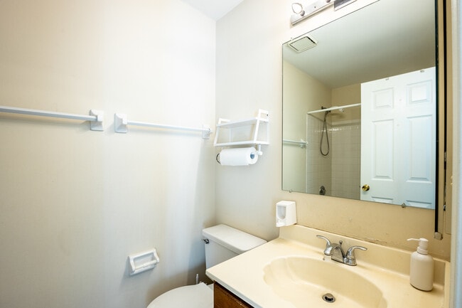 Building Photo - 331 E Fox Hill Dr