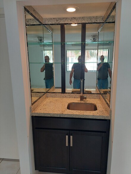 Building Photo - 357 Lakeview Dr