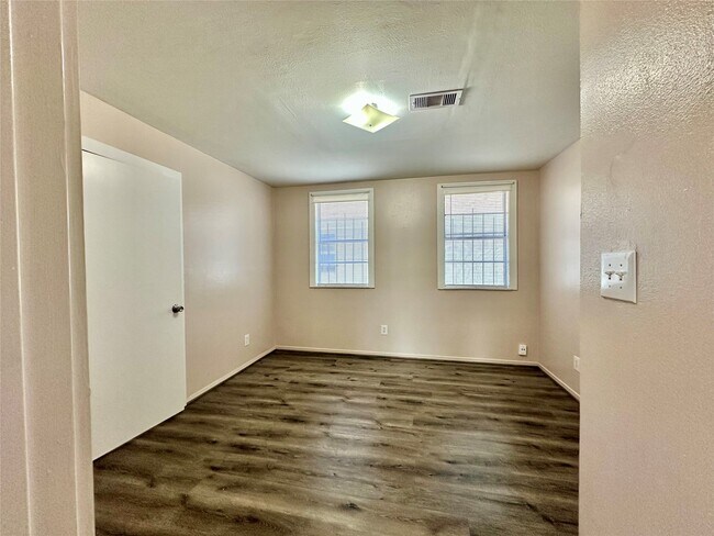 Building Photo - 305 N Live Oak St
