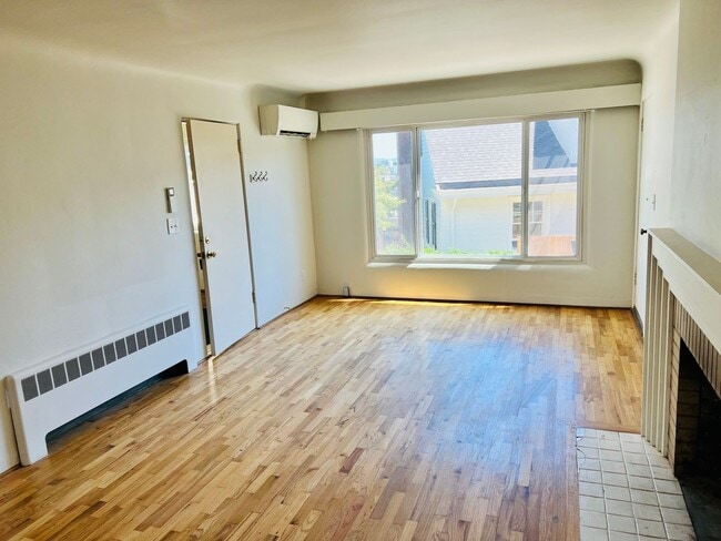 Building Photo - #81-SW Cedar Fourplex