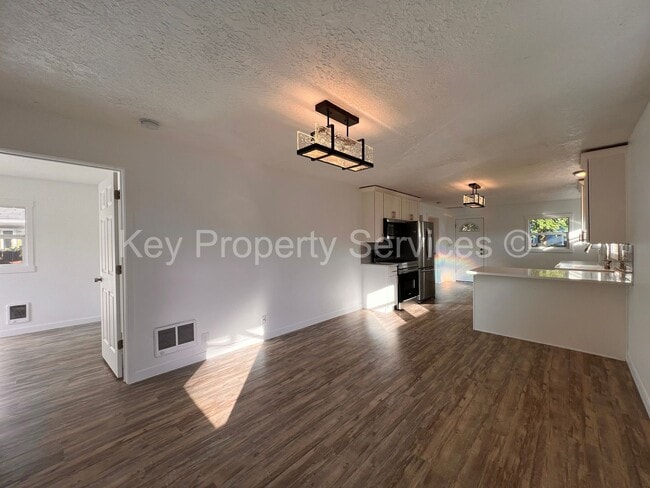 Building Photo - Renovated Longview Cottage with Huge Yard!