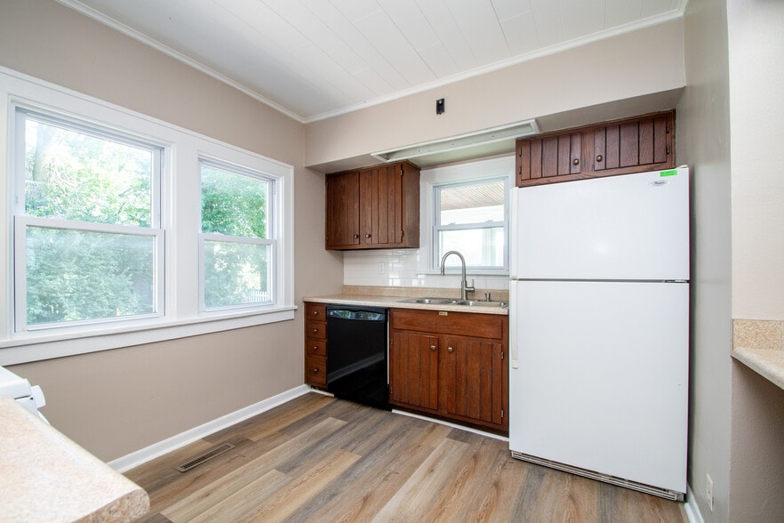 Kitchen - 3415 N California Ave