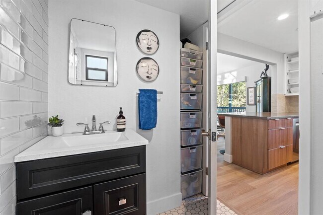 Building Photo - 2200 Homedale Dr