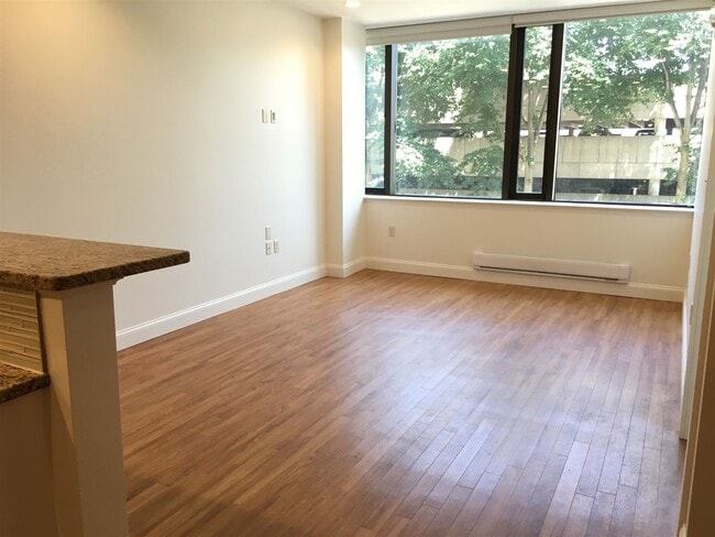 Building Photo - 875 Elm St