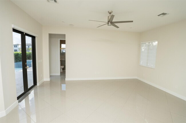 Building Photo - 10660 S Lago Vista Cir