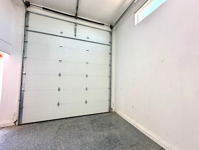 Building Photo - Massive RV Garage plus fantastic floorplan in Casa Vista