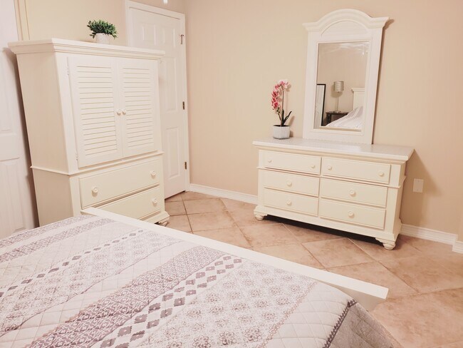 Building Photo - 7930 Sun Island Dr S