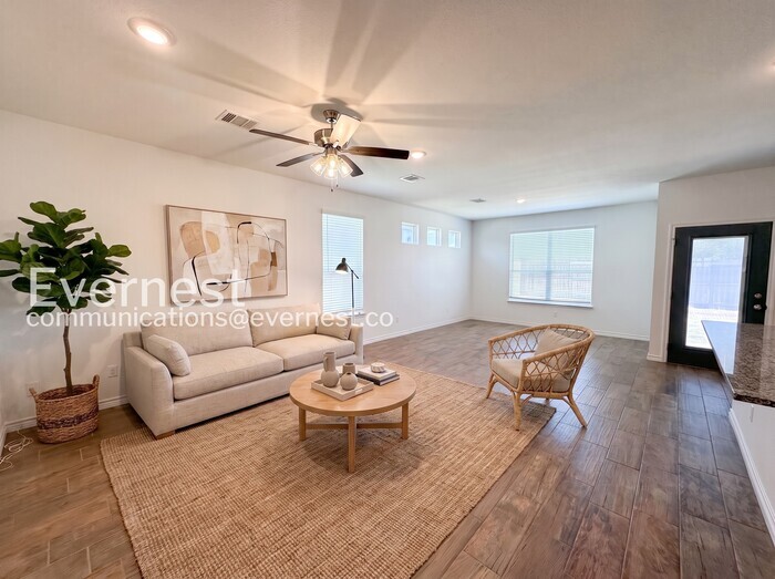 Building Photo - 2207 Hornbeam St