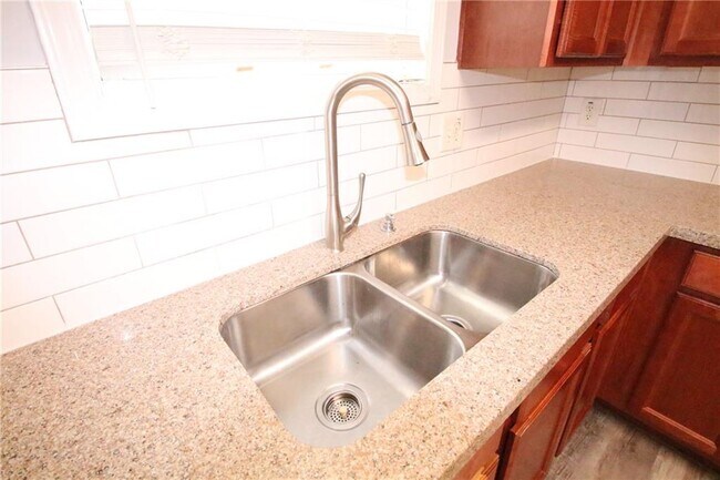 Building Photo - 2389 White Alder Dr NE