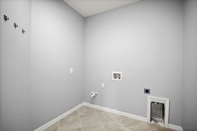 Building Photo - Stunning property, newer construction 3 sp...