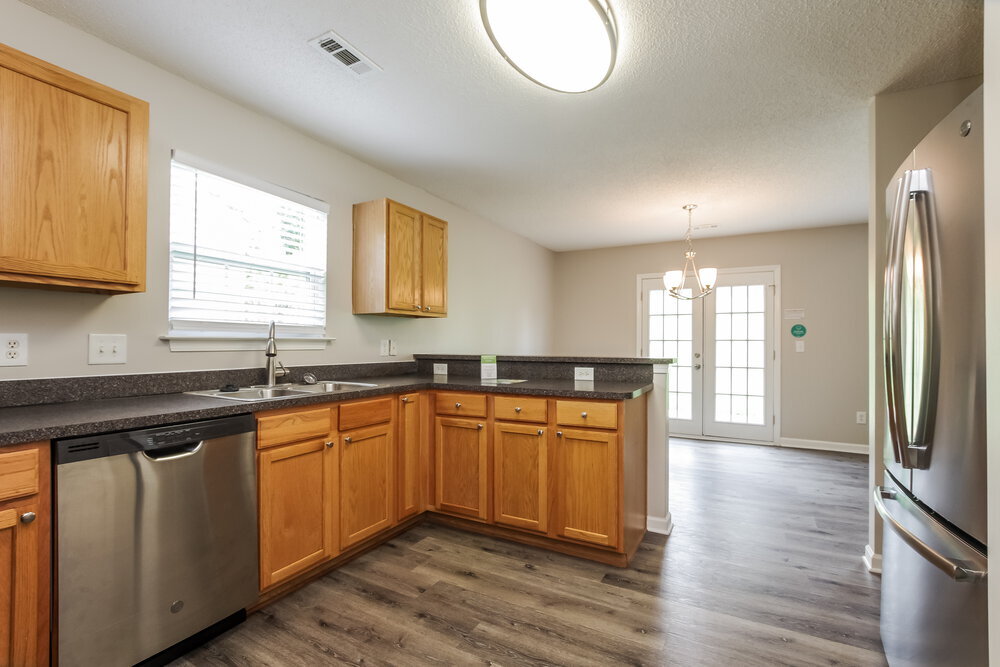 Building Photo - 555 River View Dr