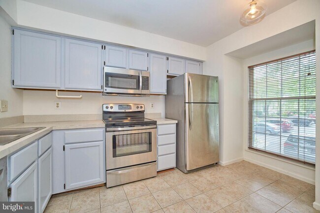 Building Photo - 6633 Skylemar Trail