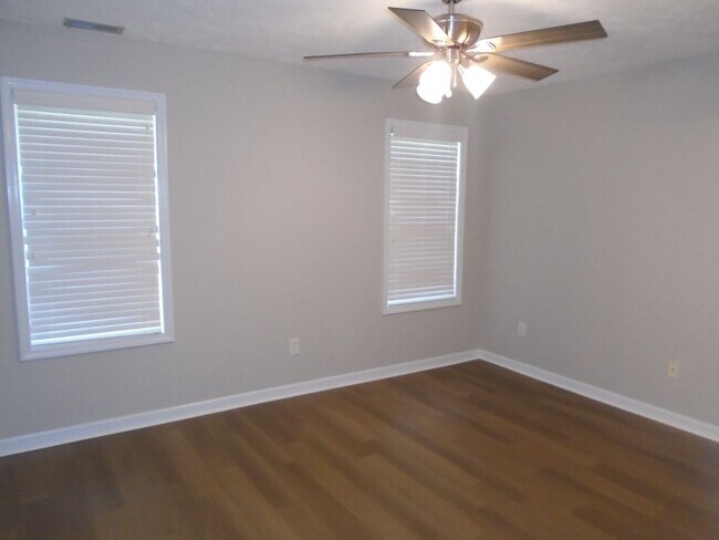 Building Photo - Updated move in ready 2 bedroom!