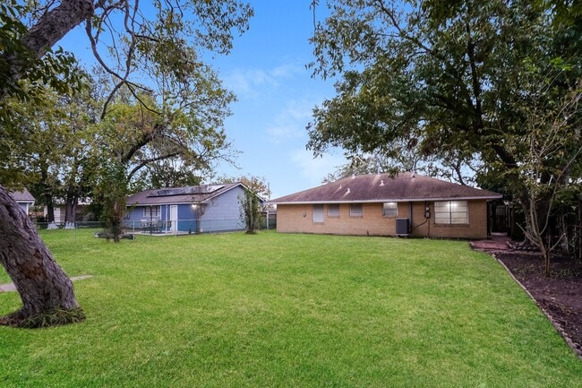 Building Photo - 1610 13th Ave N