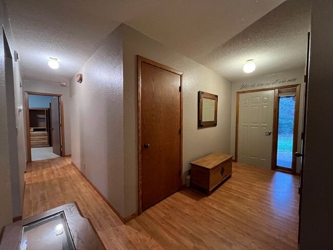 Building Photo - Beautiful 3 Bedroom Home In Carlton on 5 A...