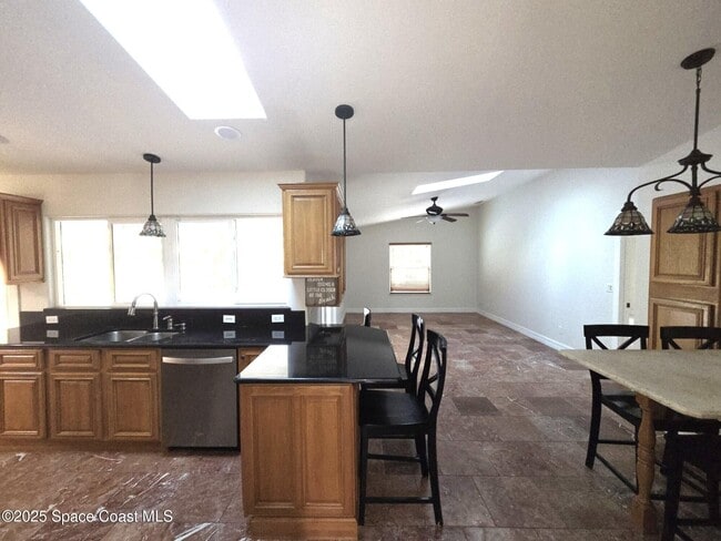 Building Photo - 190 Sea Crest Dr