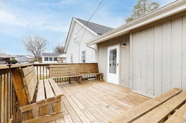 Building Photo - 22 E 7th St