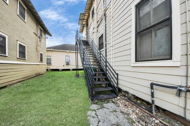 Building Photo - 2502 Saltus St