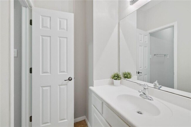 Building Photo - 3000 Welton Cliff Dr