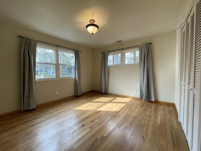 Building Photo - Charming Sellwood Bungalow with Nice Shed, Washer/Dryer, Fenced Yard