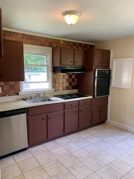 Kitchen, electric stovetop/oven, dishwasher - 73 Careswell St