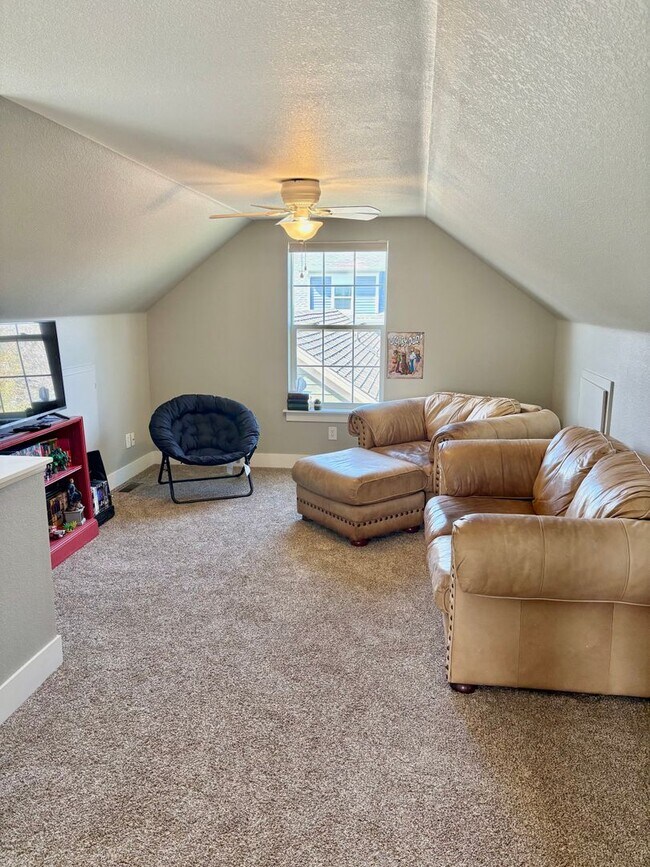 Building Photo - Stunning Home with ~4,000sqft of Living Space In a Great Location!