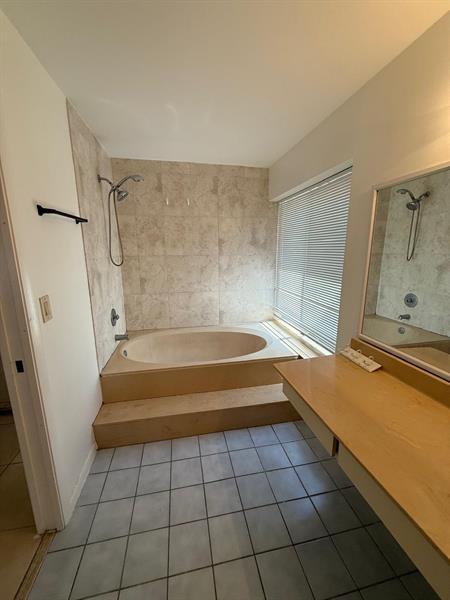 Building Photo - 645 Executive Center Dr