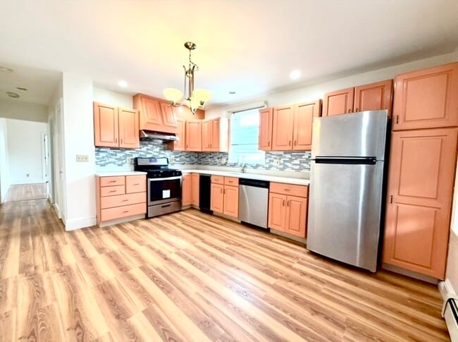 Building Photo - 1129 Saratoga St