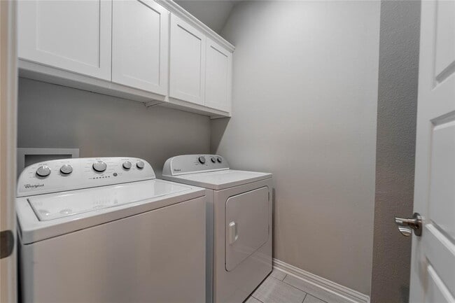 Building Photo - 13800 Lyndhurst St