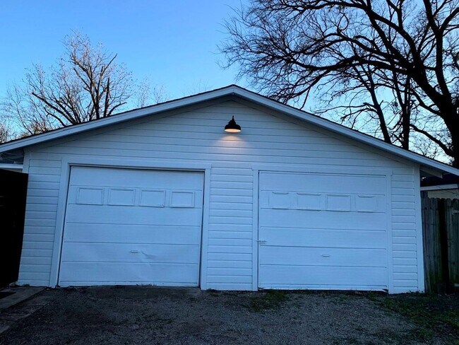 Building Photo - Amazing 3 Bed, 2 Bath Rental in Desirable Oakhurst Subdivision of Fort Worth- 76111