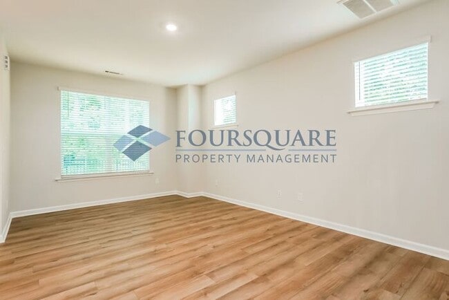 Building Photo - End Unit Townhome | 2nd Floor Loft | Washe...
