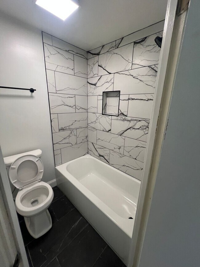 Building Photo - 5 bedrooms 2 bathrooms