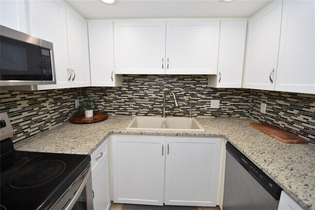 Building Photo - 3580 S Ocean Shore Blvd