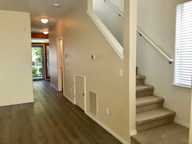 Building Photo - Fantastic Townhome close to Nike